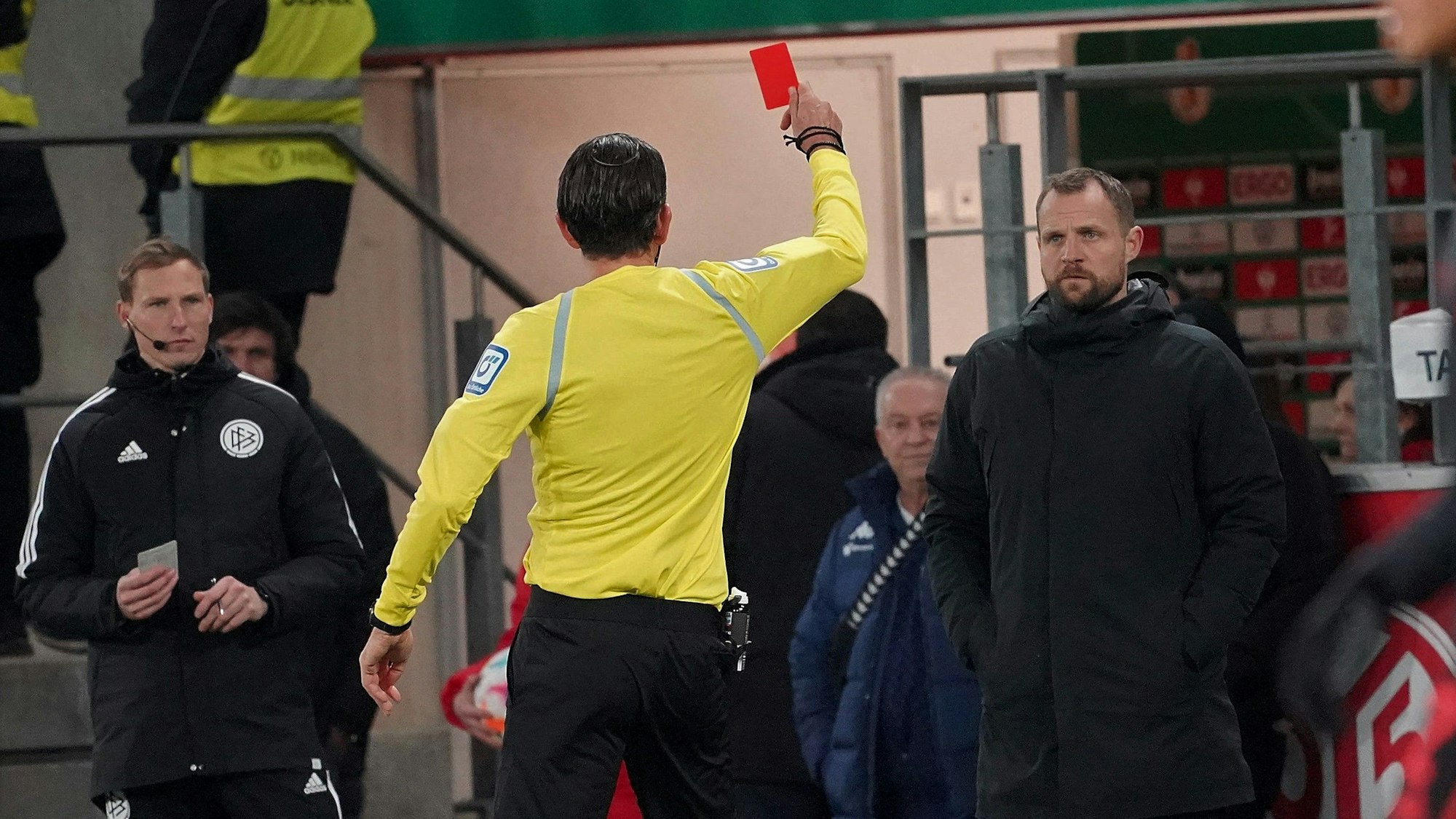 Schiedsrichter Deniz Aytekin zeigt Mainz-Trainer Bo Svensson im Pokalspiel gegen den FC Bayern die Rote Karte.