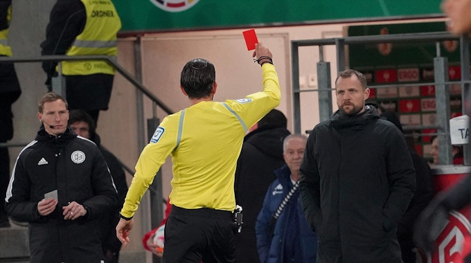 Schiedsrichter Deniz Aytekin zeigt Mainz-Trainer Bo Svensson im Pokalspiel gegen den FC Bayern die Rote Karte.