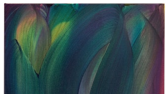 Ein Gemälde von Anica Hauswald, zu sehen sind breite, bunte Pinselstriche in den Farbtönen blau, lila und grün, die ineinander übergehen und aussehen wie das Gefieder eines Pfaus.