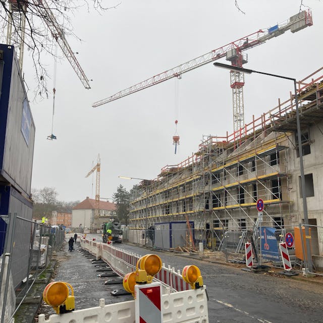 Blick auf die Baustelle in Bickendorf, in der dutzende neue Wohnungen entstehen.