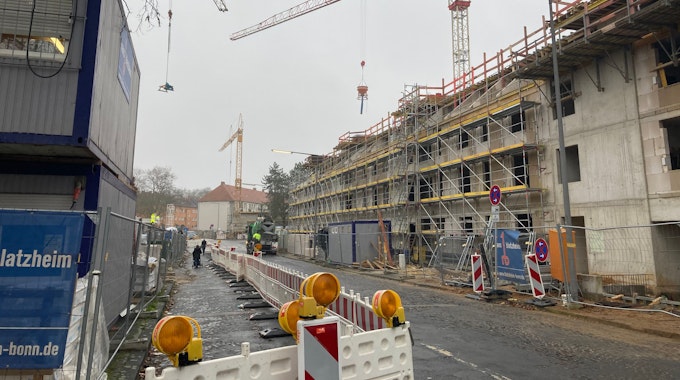 Blick auf die Baustelle in Bickendorf, in der dutzende neue Wohnungen entstehen.