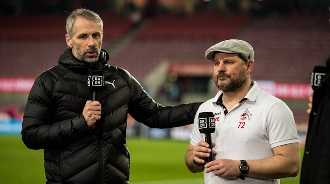 Dortmunds Trainer Marco Rose (l.) und Kölns Coach Steffen Baumgart geben vor dem Duell ihrer Mannschaften am 20. März 2022 bei TV-Sender Sky ein Interview.