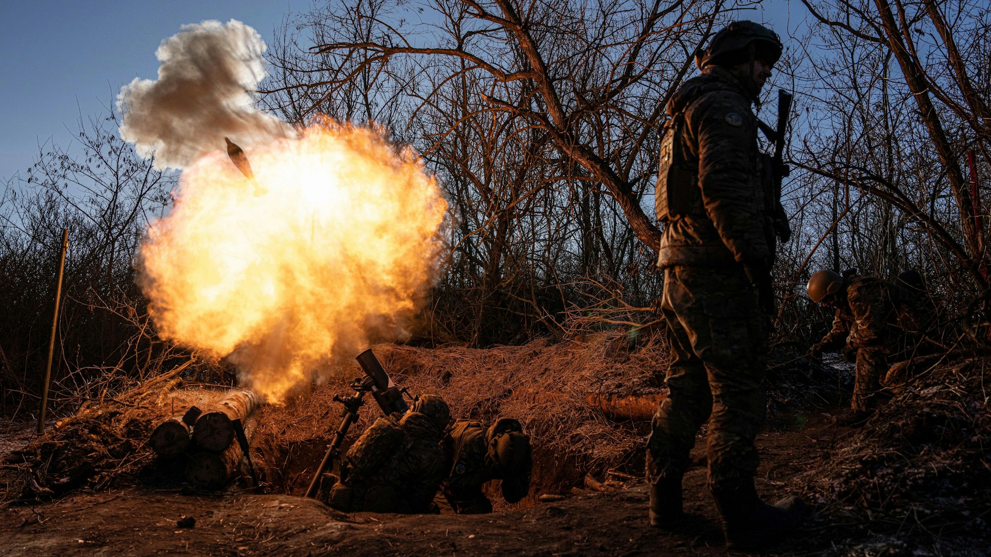 Ukrainische Soldaten feuern einen 120-mm-Mörser auf russische Stellungen an der Frontlinie in der Nähe von Bachmut. Russland hat in der ukrainischen Stadt vor allem Wagner-Söldner eingesetzt, berichten die Soldaten. (Archivbild)