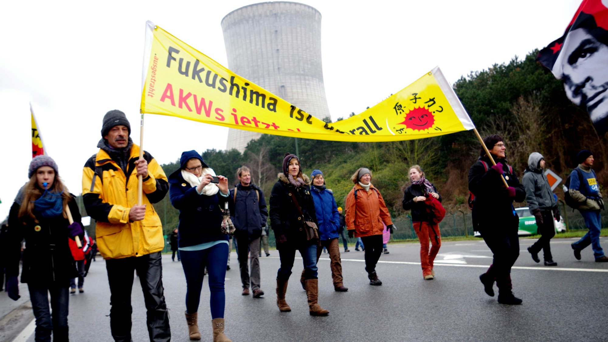 Das Archivfoto zeigt Demonstranten mit einem Transparent gegen Atomkraft vor dem Atomkraftwerk Tihange.