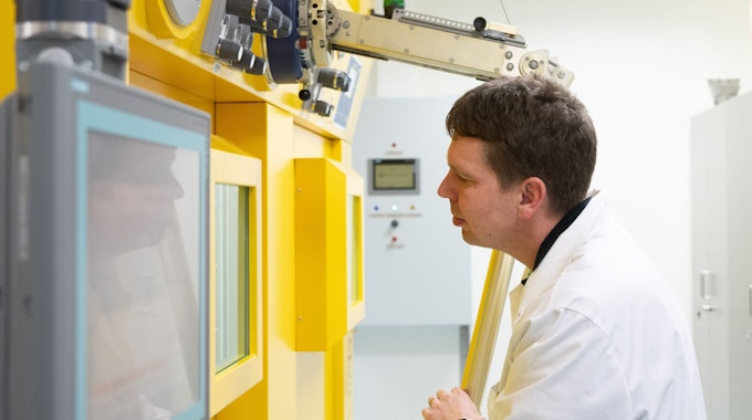 Ein Arzt steht in einem Labo an einer sogenannten Heißen Zelle zur Arbeit an radioaktiven Substanzen.