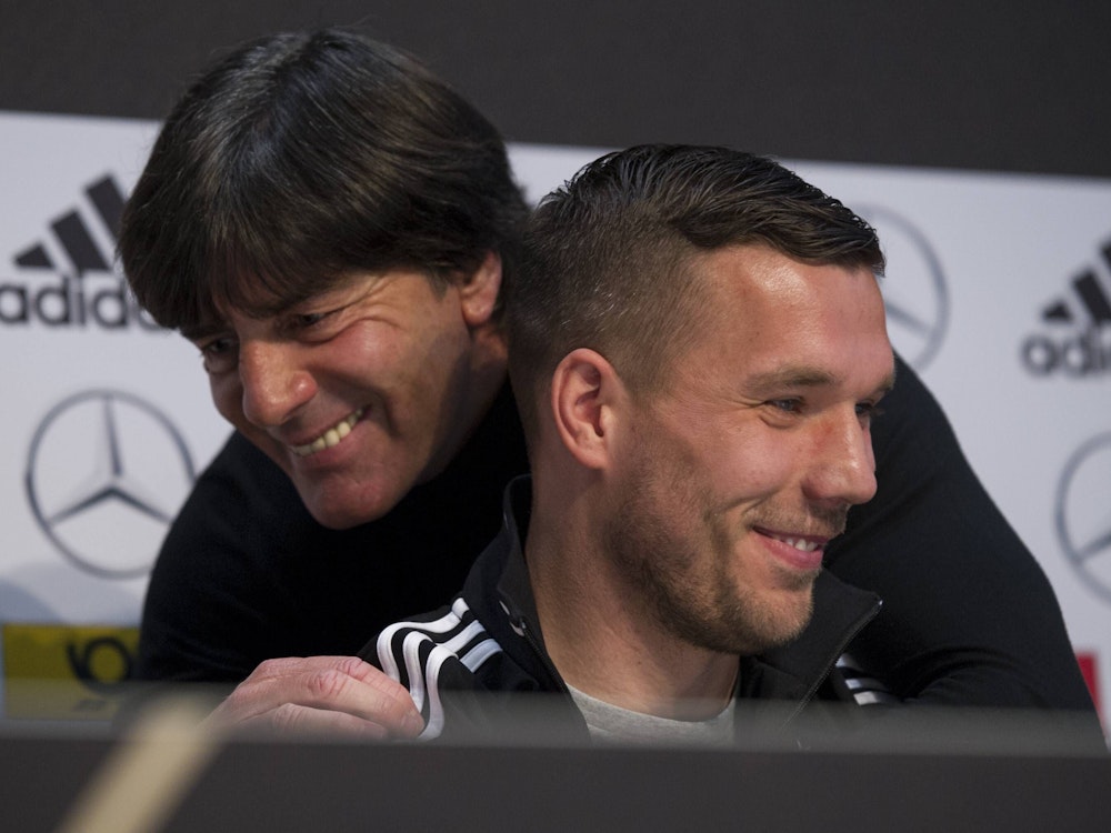 Joachim Löw umarmt Lukas Podolski.