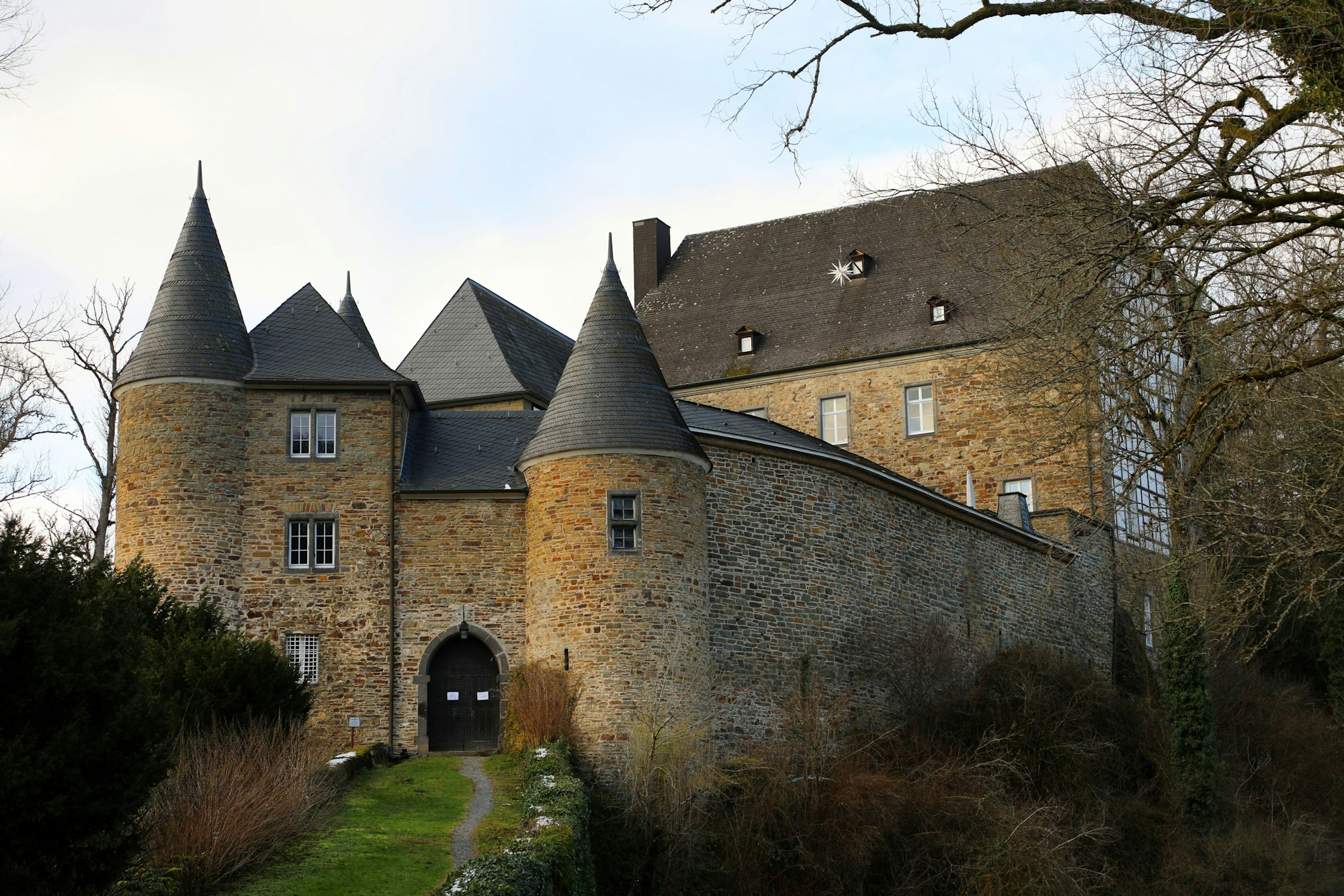 Burg Herrnstein im Bröltal liegt am Weg dieser Wintertour. Zu besichtigen sind zu bestimmten Terminen die Gärten.