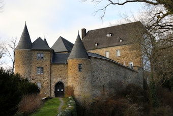 Burg Herrnstein im Bröltal liegt am Weg dieser Wintertour. Zu besichtigen sind zu bestimmten Terminen die Gärten.
