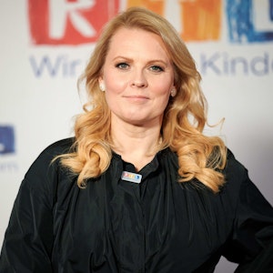 Die Sängerin Patricia Kelly steht beim 25. RTL Spendenmarathon vor einer Fotowand.