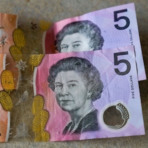 Australische 5-Dollar-Scheine, hier im September 2022 in Sydney. Das Porträt der gestorbenen Queen Elizabeth II. auf der australischen Fünf-Dollar-Banknote wird künftig durch ein neues Design ersetzt.