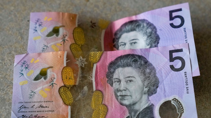 Australische 5-Dollar-Scheine, hier im September 2022 in Sydney. Das Porträt der gestorbenen Queen Elizabeth II. auf der australischen Fünf-Dollar-Banknote wird künftig durch ein neues Design ersetzt.