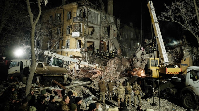 Rettungskräfte und Anwohner räumen die Trümmer nach dem Einschlag einer russischen Rakete in ein Wohnhaus in Kramatorsk (Ukraine) am 2. Februar 2023.