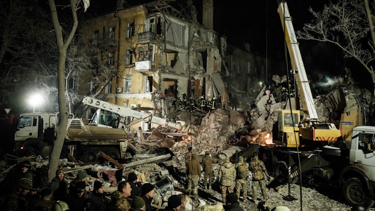 Rettungskräfte und Anwohner räumen die Trümmer nach dem Einschlag einer russischen Rakete in ein Wohnhaus in Kramatorsk (Ukraine) am 2. Februar 2023.
