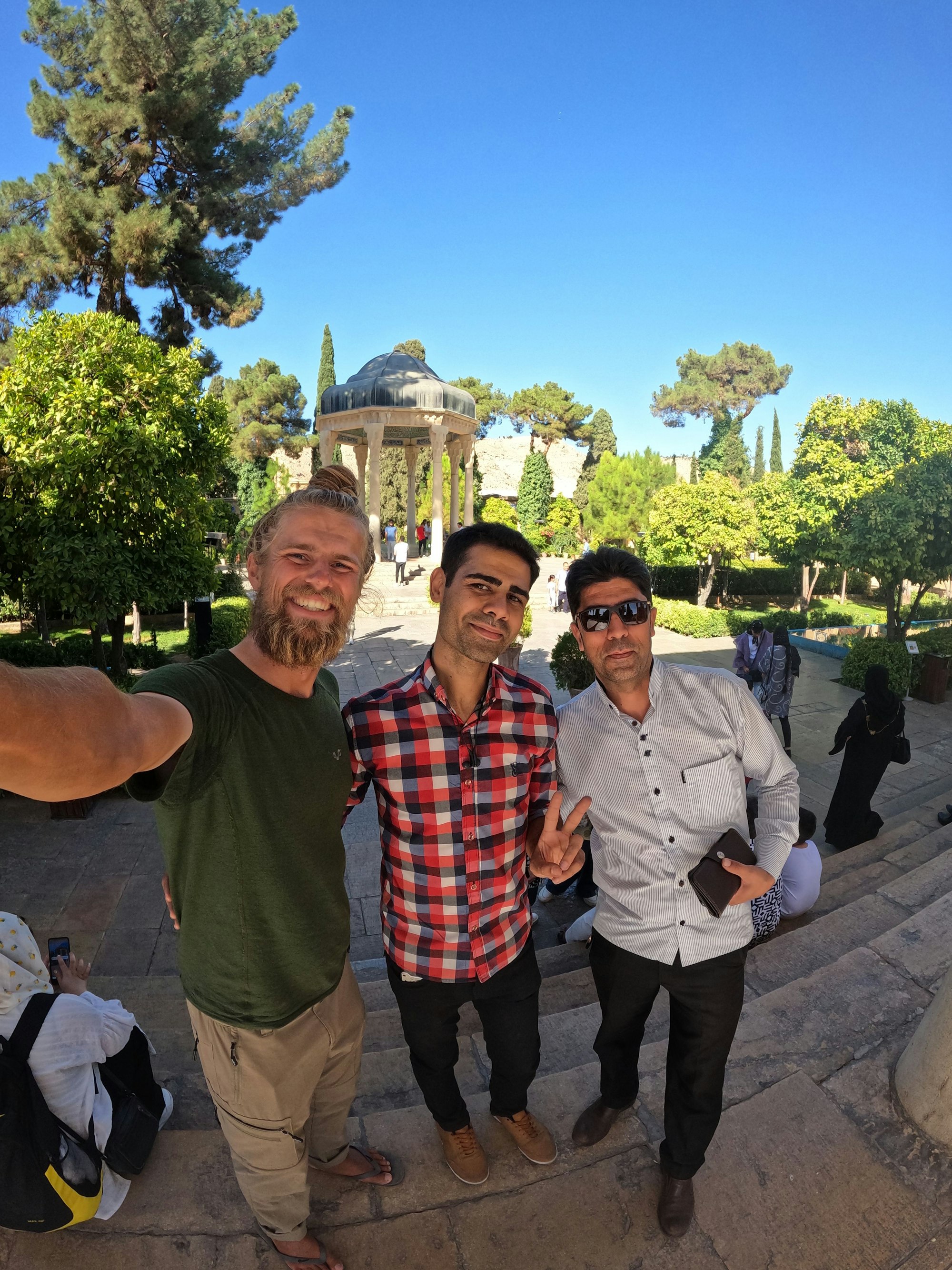 Drei Männer posieren für ein Selfie