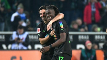Um diese beiden Top-Spieler muss Borussia Mönchengladbach vor dem Bundesliga-Duell gegen Schalke 04 (4. Februar 2023) zittern. Auf diesem Foto sind Lars Stindl (l.) und Manu Koné (r.) am 11. November 2022 im Borussia-Park zu sehen. Stindl umarmt Koné, sie freuen sich über einen Treffer gegen Borussia Dortmund.