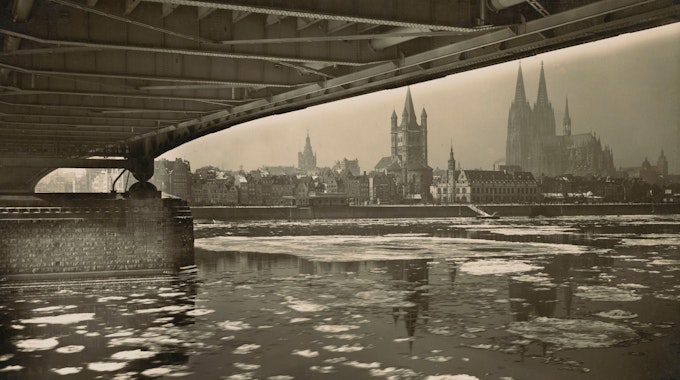 Die Kölner Altstadt in den 1930er Jahren von unter der Hindenburgbrücke aus gesehen.