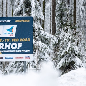 Ein Schild an der Biathlon-Arena in Oberhof weist auf die Weltmeisterschaften hin.