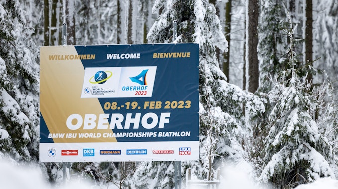 Ein Schild an der Biathlon-Arena in Oberhof weist auf die Weltmeisterschaften hin.
