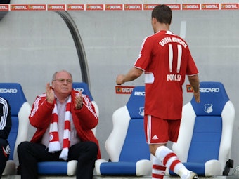 Uli Hoeneß beklatscht Lukas Podolski.