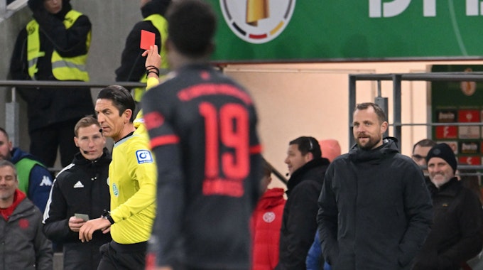 Schiedrichter Deniz Aytekin zeigt dem Mainzer Trainer Bo Svensson die Rote Karte.