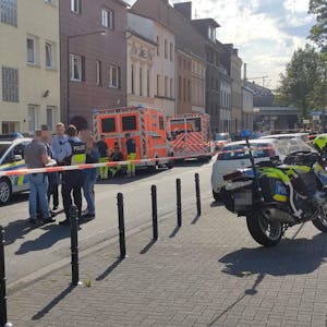 Die Polizei und Rettungskräfte im Juni vergangenen Jahres am Tatort in Köln-Kalk.