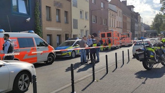 Die Polizei und Rettungskräfte im Juni vergangenen Jahres am Tatort in Köln-Kalk.