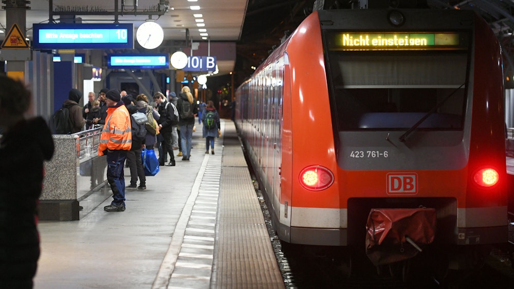 Eine S-Bahn steht auf einem Gleis im Kölner Hauptbahnhof.