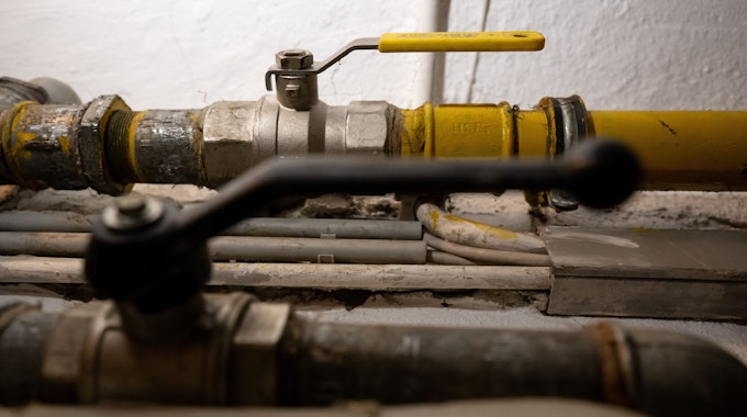 Eine Gasleitung in einem Keller mit Hebeln ist zu sehen.