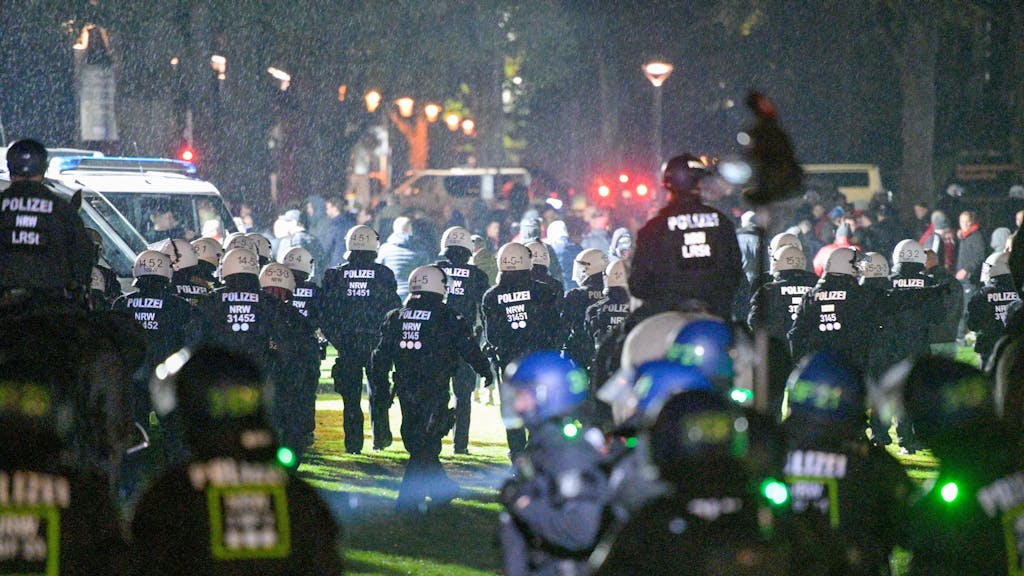 Polizei im Einsatz bei Fußballspiel der Europa Conference League zwischen dem 1. FC Köln und OGC Nizza.