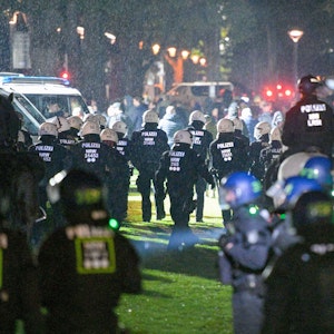 Polizei im Einsatz bei Fußballspiel der Europa Conference League zwischen dem 1. FC Köln und OGC Nizza.