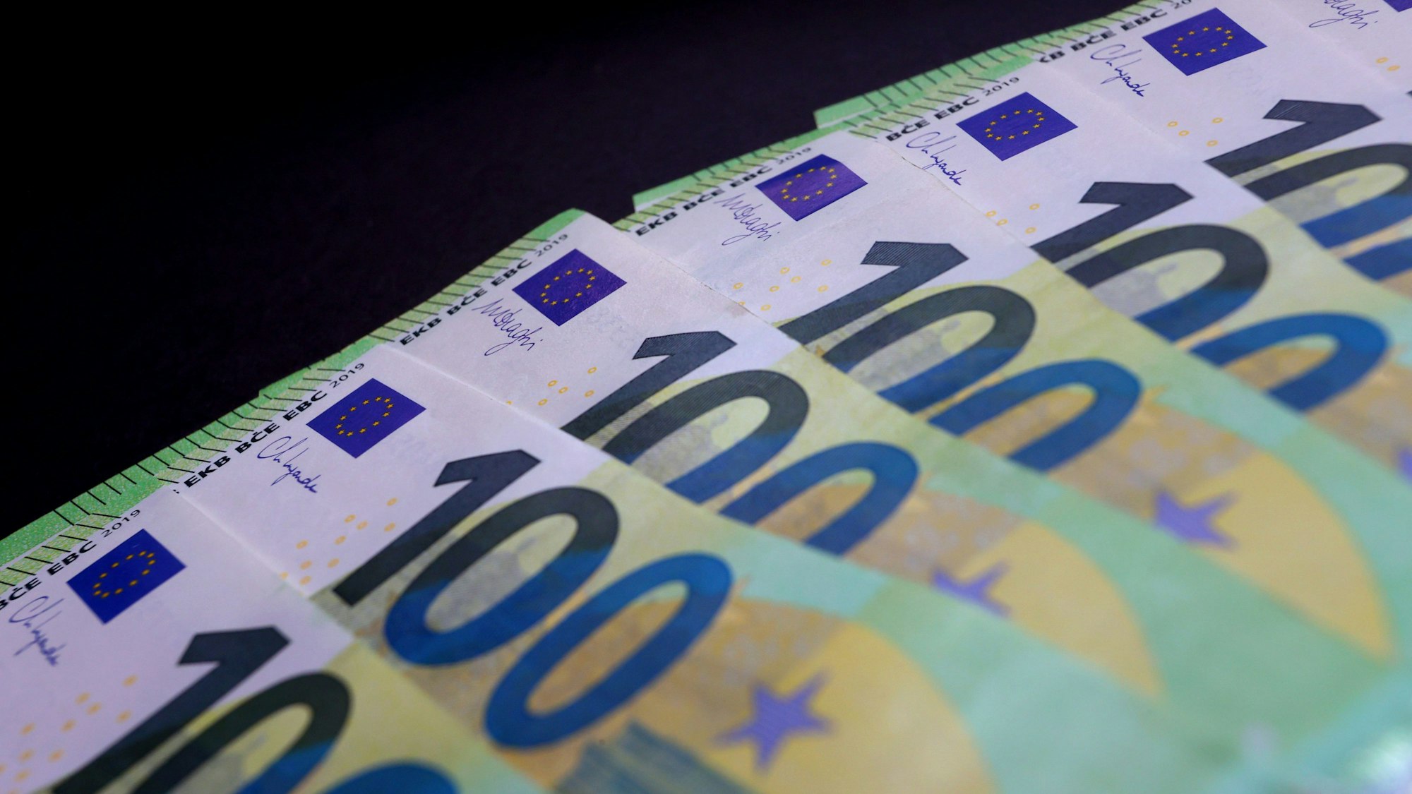 Mehrere hundert Euro Scheine liegen auf einem Tisch.