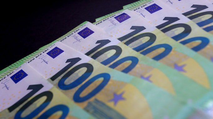Mehrere hundert Euro Scheine liegen auf einem Tisch.