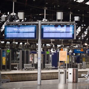 Nahezu menschenleer zeigen sich die Bahnsteige auf dem Hauptbahnhof. Ein kaputtes Stellwerk hat den Betrieb im Kölner Hauptbahnhof nahezu vollständig lahmgelegt. Es könnten keine Züge durch den Bahnhof fahren. Als Folge komme es zu erheblichen Verspätungen und Zugausfällen.&nbsp;