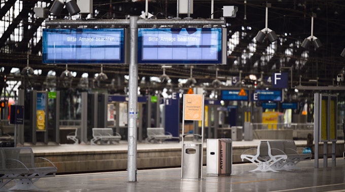 Nahezu menschenleer zeigen sich die Bahnsteige auf dem Hauptbahnhof. Ein kaputtes Stellwerk hat den Betrieb im Kölner Hauptbahnhof nahezu vollständig lahmgelegt. Es könnten keine Züge durch den Bahnhof fahren. Als Folge komme es zu erheblichen Verspätungen und Zugausfällen.