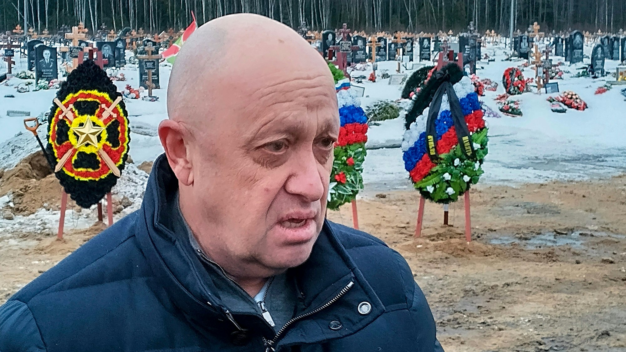 Der Leiter der Wagner-Gruppe, Jewgeni Prigoschin, nimmt an der Beerdigung eines Kämpfers der Wagner-Gruppe, der während des Kriegs in der Ukraine ums Leben kam, auf einem Friedhof außerhalb von St. Petersburg teil.
