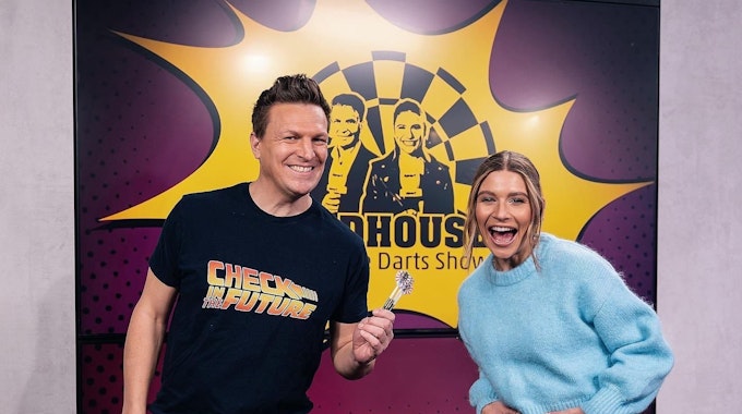 Sport1-Kommentator Basti Schwele (l.) und Moderatorin Jana Wosnitza führen gemeinsam durch das neue Format „Madhouse - Die Darts Show“.