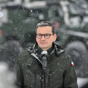 Mateusz Morawiecki, Premierminister von Polen, spricht bei einer Pressekonferenz während seines Besuchs der 18. Mechanisierten Division im Januar 2023 in Siedlce. Der Politiker ist offen für die Lieferung von Kampfjets an die Ukraine und spricht eine drastische Warnung aus.