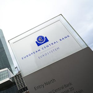 Eine Stele mit der Inschrift «European Central Bank Eurosystem» steht vor der Zentrale der Europäischen Zentralbank (EZB).