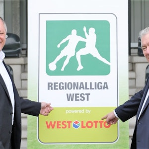 WestLotto-Geschäftsführer Andreas Kötter und WDFV-Präsident Peter Frymuth präsentieren das Logo Regionalliga West powered by WestLotto.