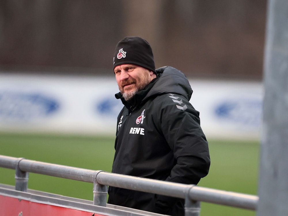 Steffen Baumgart grinst beim FC-Training.