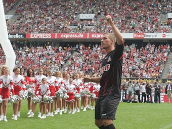 Lukas Podolski bedankt sich bei den Fans.