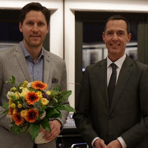 Das Foto zeigt Kerpens Bürgermeister Dieter Spürck und Dominik Laufs. Der Leichlinger war Anfang Februar zum Ersten Beigeordneten in Kerpen gewählt worden.
