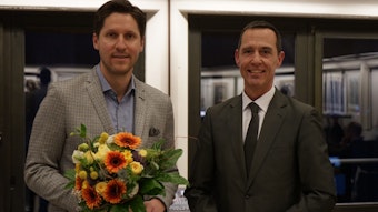 Das Foto zeigt Dominik Laufs (links) mit einem Blumenstrauß nach seiner Wahl zum Ersten Beigeordneten in Frechen. Bürgermeister Dieter Spürck gratulierte ihm.