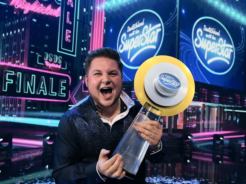 Harry Laffontien präsentiert den Siegerpokal, nachdem er das Finale der RTL-Sendung „Deutschland sucht den Superstar“ (DSDS) gewonnen hat.