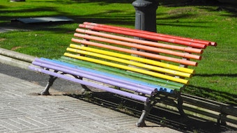 Eine Regenbogenbank in einem Park
