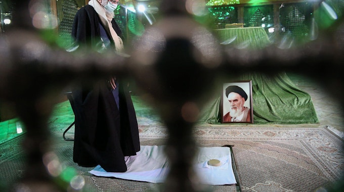 Der Staatsgründer und sein Nachfolger: Revolutionsführer Ali Khamenei betet am Grab von Ajatollah Ruhollah Khomeini.