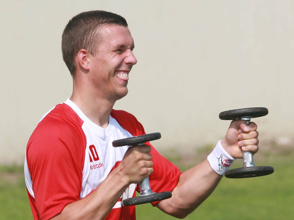 Lukas Podolski stemmt Gewichte.
