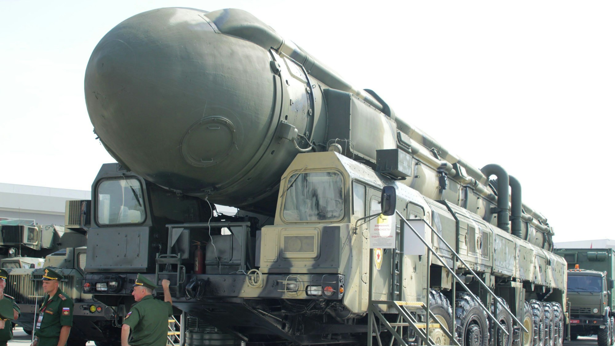 Eine mit Nuklearsprengköpfen bestückbare Interkontinentalrakete vom Typ Topol des russischen Militärs wird auf einen Militärtransporter geladen. (Symbolbild)