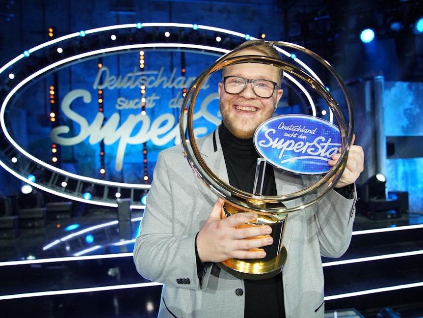 Jan-Marten Block, Sieger der RTL-Castingshow „Deutschland sucht den Superstar“, steht auf der Bühne.
