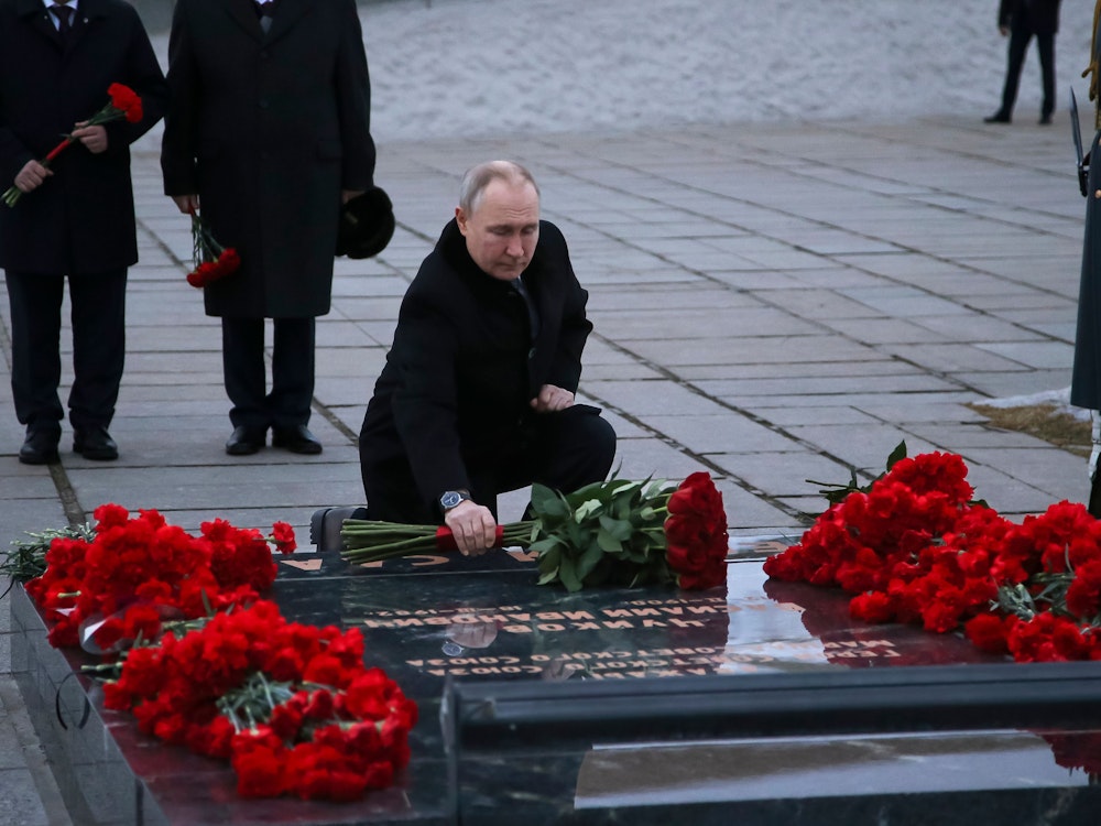 Dieses von der staatlichen russischen Nachrichtenagentur Sputnik via AP veröffentlichte Foto zeigt Wladimir Putin, Präsident von Russland, der einen Blumenstrauß am Denkmal des Marschalls der Sowjetunion Tschuikow niederlegt, während er an der Gedenkfeier anlässlich des 80. Jahrestages des sowjetischen Sieges in der Schlacht von Stalingrad teilnimmt.